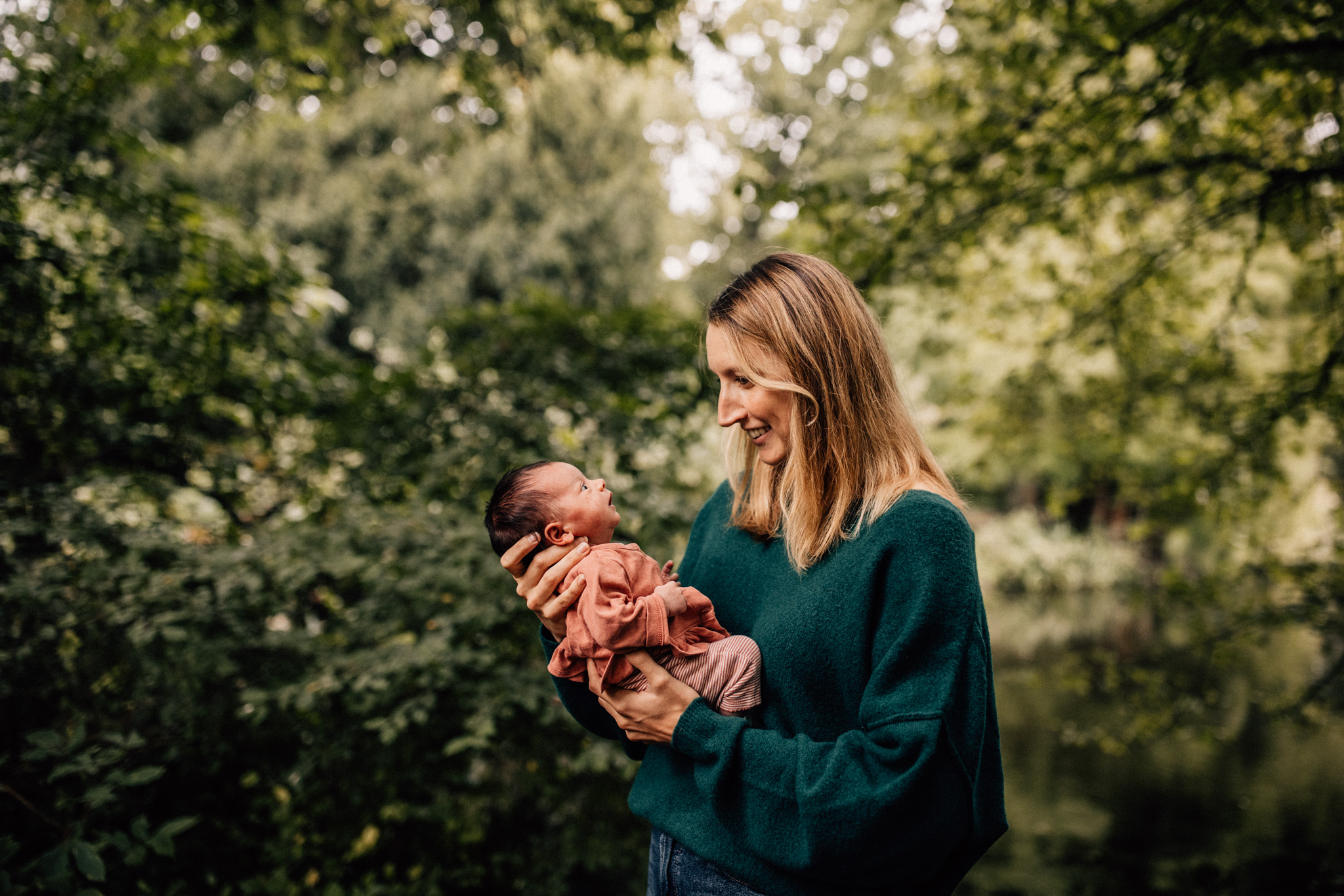 mom holding her newborn daughter in the Vondelpark